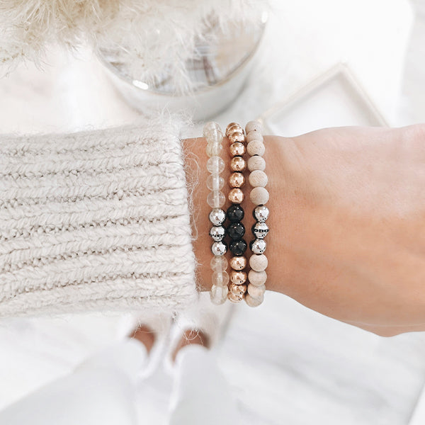 Gesamtansicht eines hellbraunen Perlenarmbandes aus echten Holz-Perlen mit drei antiallergenen Edelstahlperlen von MONOMANIA.