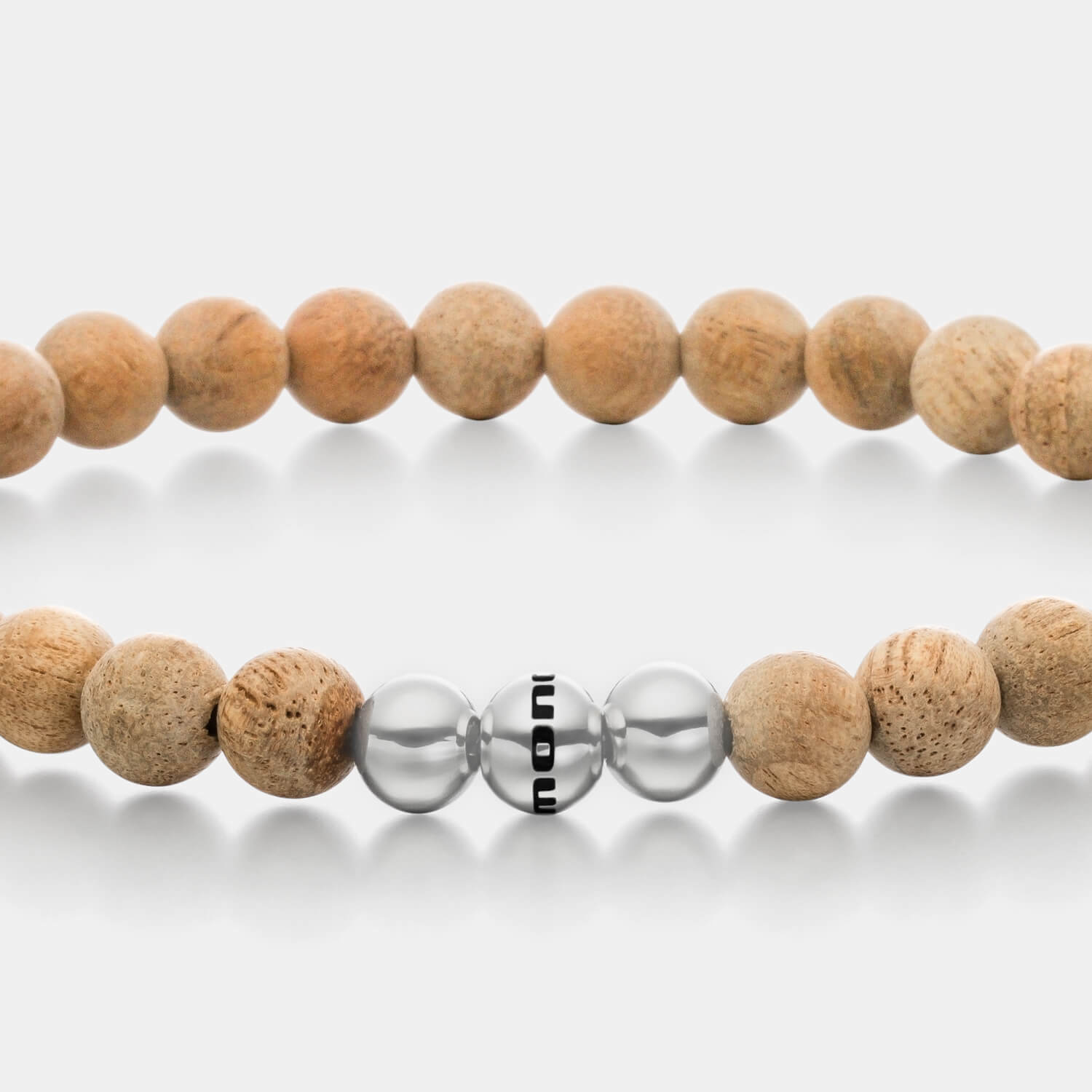 Gesamtansicht eines hellbraunen Perlenarmbandes aus echten Holz-Perlen mit drei antiallergenen Edelstahlperlen von MONOMANIA.