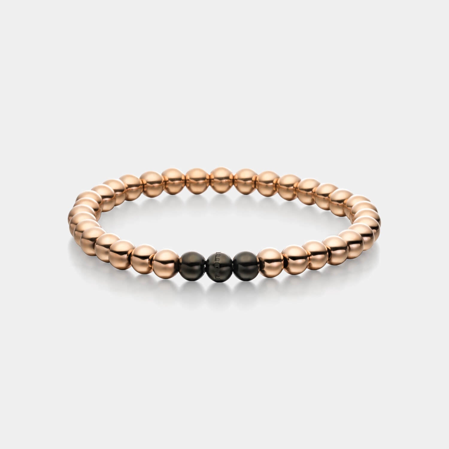 Gesamtansicht eines roségoldfarbenen Perlenarmbandes mit drei schwarz-beschichteten, antiallergenen Edelstahl-Perlen von MONOMANIA.