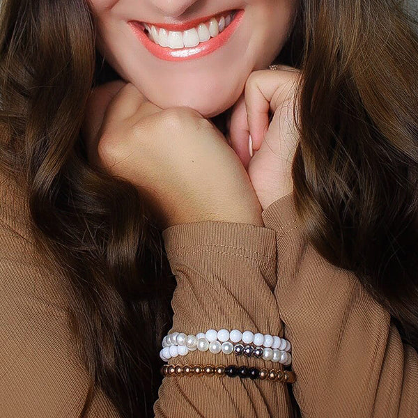 Gesamtansicht eines roségoldfarbenen Perlenarmbandes mit drei schwarz-beschichteten, antiallergenen Edelstahl-Perlen von MONOMANIA.