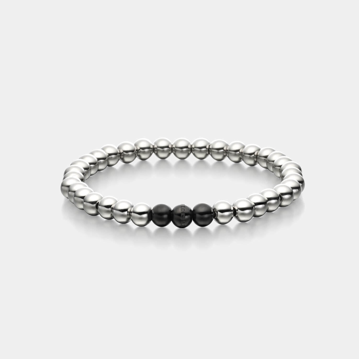 Gesamtansicht eines silberfarbenen Perlenarmbandes mit drei schwarz-beschichteten, antiallergenen Edelstahl-Perlen.