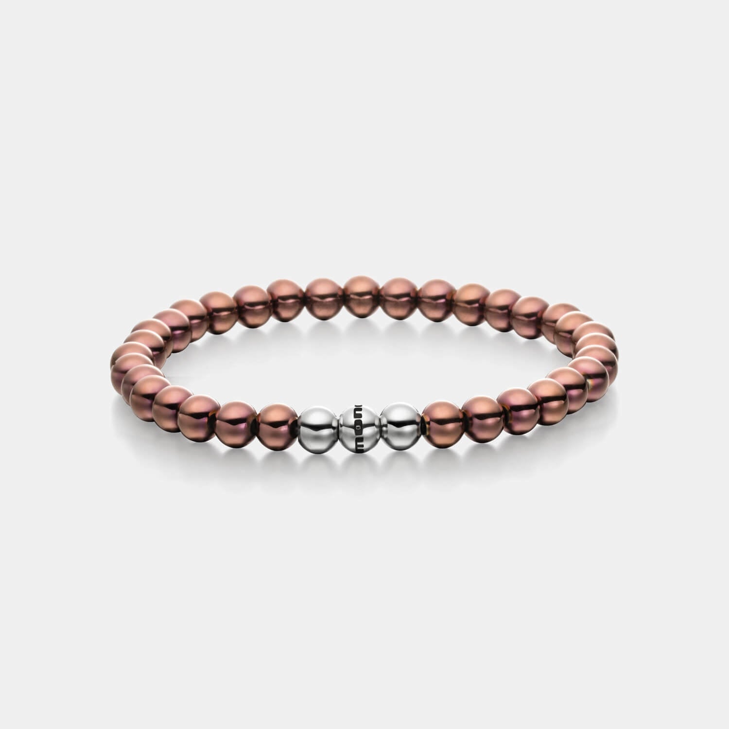 Gesamtansicht eines braunen Perlenarmbandes aus beschichteten Edelstahlperlen mit drei antiallergenen, polierten Edelstahlperlen.