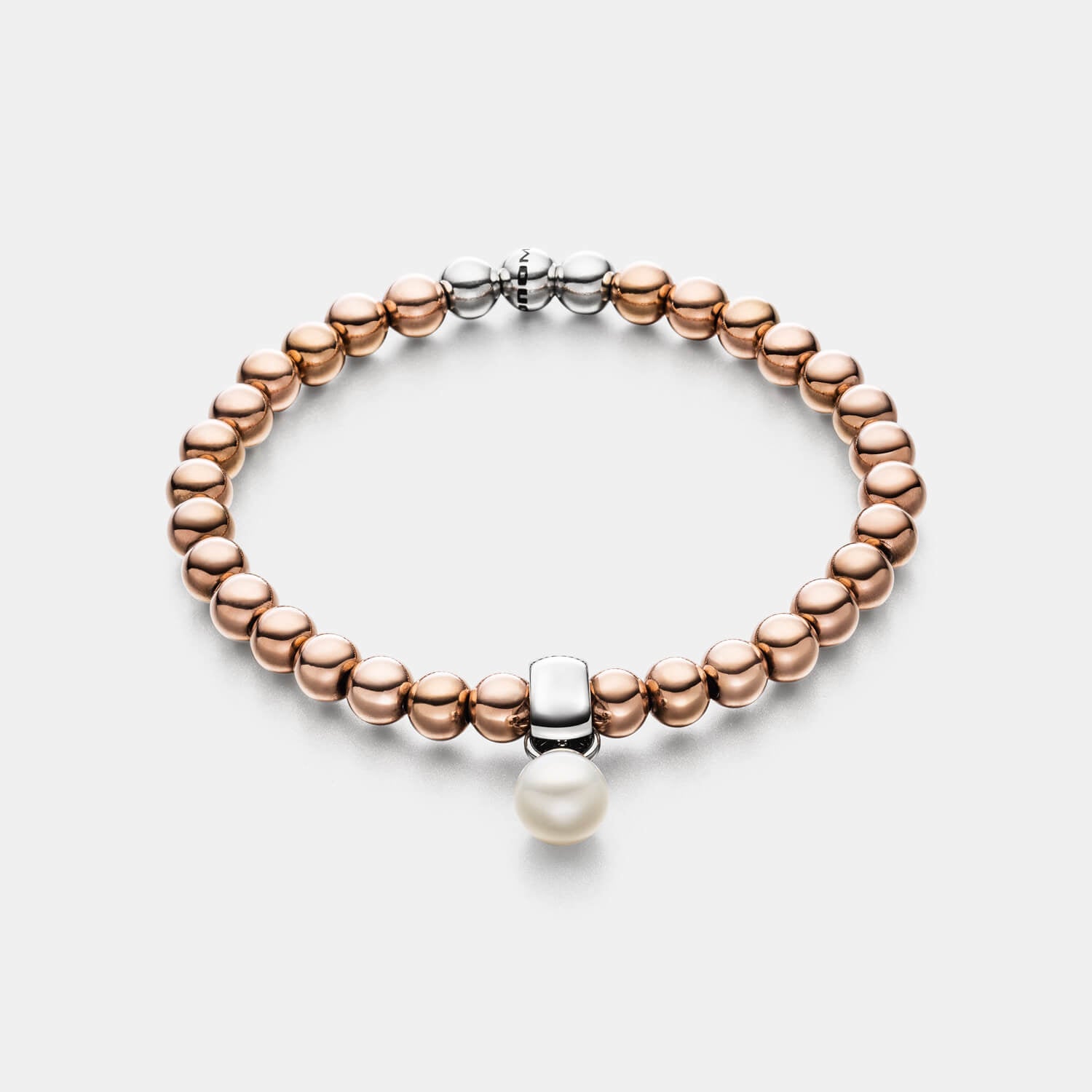 Gesamtansicht eines roségoldfarbenen Perlenarmbandes aus Edelstahlperlen mit Schmuckanhänger aus echter Süßwasserperle.