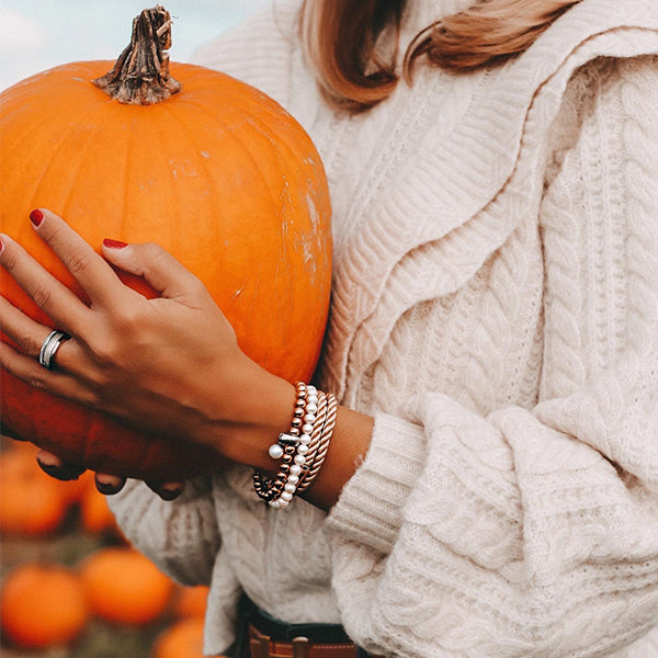Gesamtansicht eines roségoldfarbenen Perlenarmbandes aus Edelstahlperlen mit Schmuckanhänger aus echter Süßwasserperle.