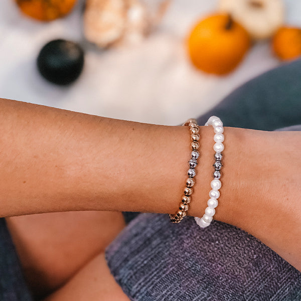 Gesamtansicht eines Perlenarmbandes aus stahlfarbenen und roségoldfarbenen Edelstahl-Perlen von MONOMANIA.