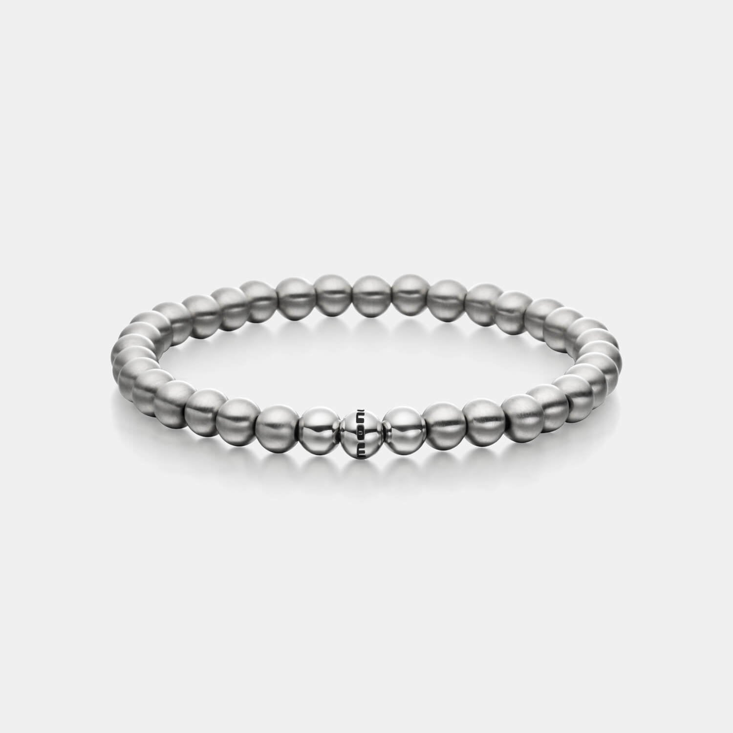 Gesamtansicht eines silberfarbenen, antiallergenen Perlenarmbandes aus echten Edelstahl-Perlen mit drei polierten Edelstahlperlen.