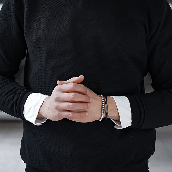 Gesamtansicht eines silberfarbenen, antiallergenen Perlenarmbandes aus echten Edelstahl-Perlen mit drei polierten Edelstahlperlen.