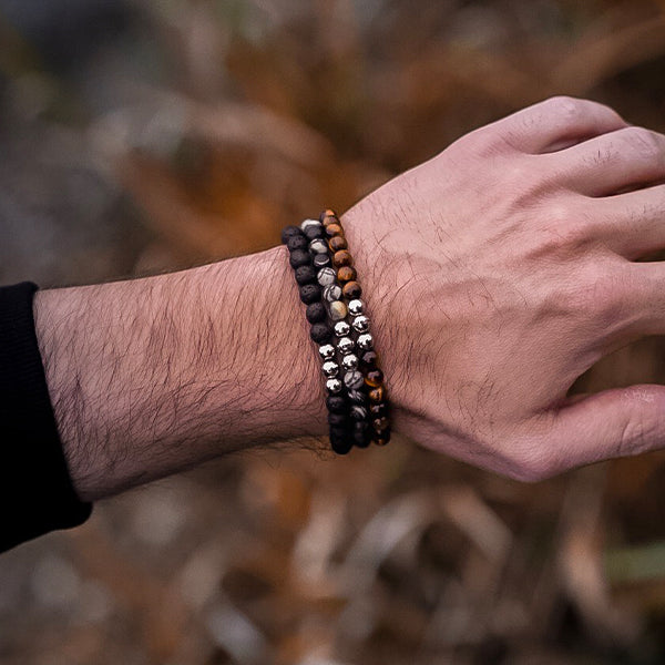 Gesamtansicht eines Perlenarmbandes aus echten grauen Basalt-Perlen mit drei antiallergenen Edelstahlperlen.