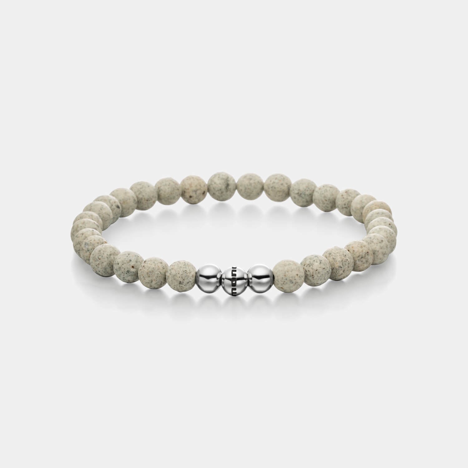 Gesamtansicht eines grauen Perlenarmbandes aus Beton-Perlen kombiniert mit drei polierten, antiallergenen Edelstahlperlen von MONOMANIA.