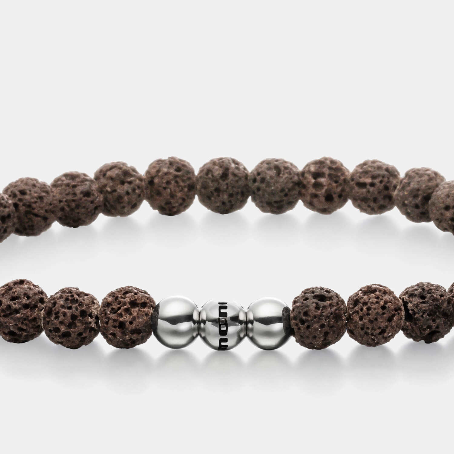 Gesamtansicht eines braunen Perlenarmbandes aus echten Schiefer-Perlen mit drei antiallergenen, polierten Edelstahlperlen.