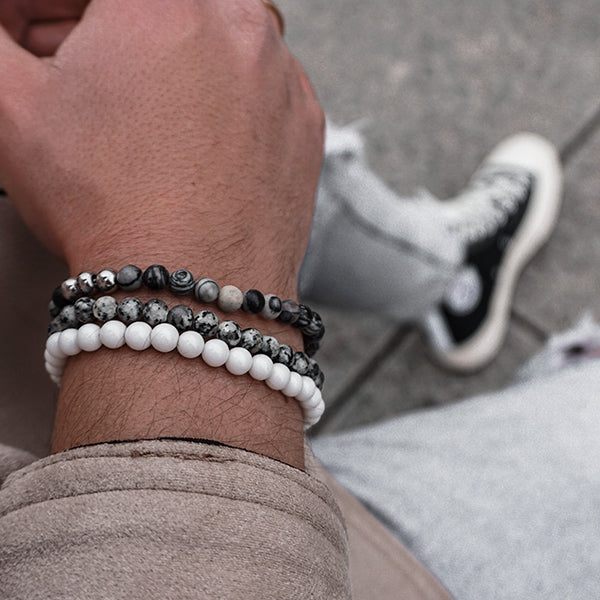 Gesamtansicht eines Perlenarmbandes aus grauen Granitperlen von MONOMANIA.