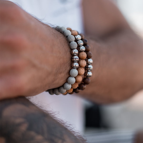 Gesamtansicht eines grauen Perlenarmbandes aus echten Betonperlen mit drei antiallergenen Edelstahlperlen.