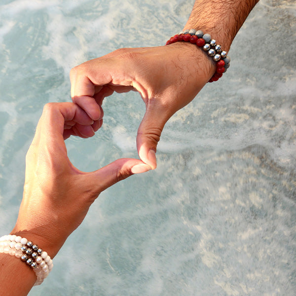 Gesamtansicht eines roten Perlenarmbandes mit großen Perlen aus rekonstruierter Koralle mit drei polierten, antiallergenen Edelstahlperlen.