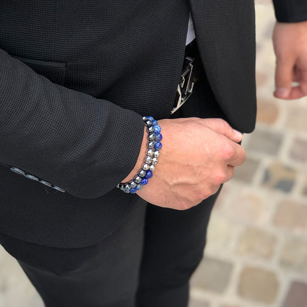 Gesamtansicht eines blauen Perlenarmbandes aus echten Lapislazuli-Perlen mit drei antiallergenen Edelstahlperlen.