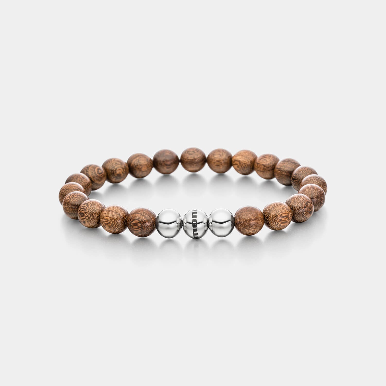 Gesamtansicht eines maskulinen, braunen Perlenarmbandes aus echten Holzperlen aus Nussbaumholz mit drei antiallergenen Edelstahlperlen.