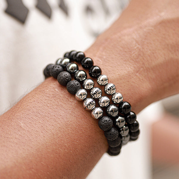 Gesamtansicht eines schwarzen Perlenarmbandes aus echten Onyx-Perlen mit drei antiallergenen Edelstahlperlen.