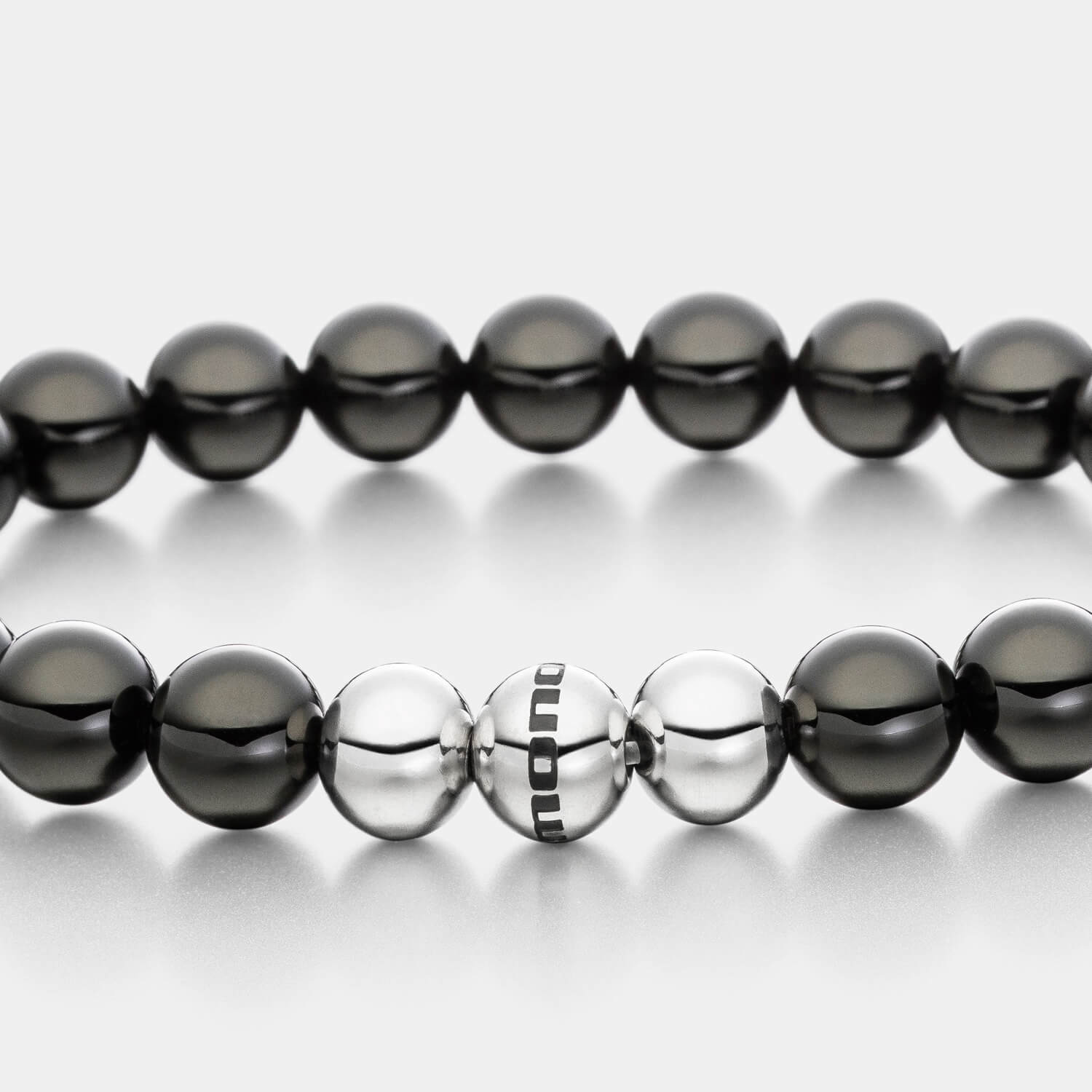 Gesamtansicht eines schwarzen Perlenarmbandes aus echten Onyx-Perlen mit drei antiallergenen Edelstahlperlen.