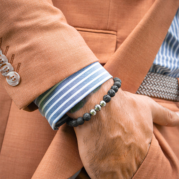 Gesamtansicht eines Perlenarmbandes aus schwarzen Lava-Perlen.