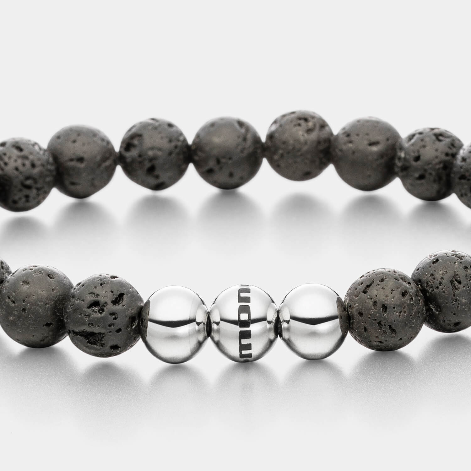 Gesamtansicht eines Perlenarmbandes aus schwarzen Lava-Perlen.