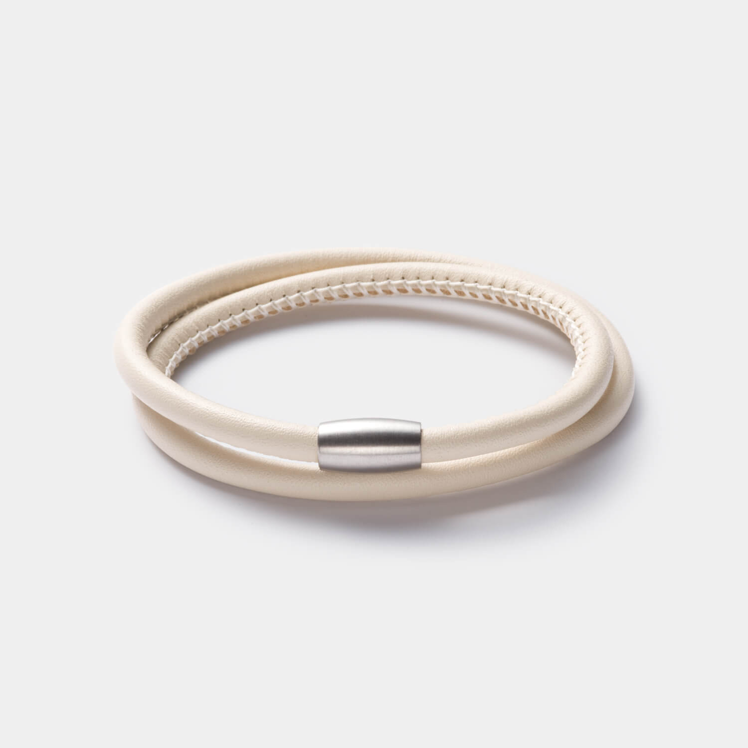 Gesamtansicht eines cremefarbenen Armbandes aus echtem Leder mit Magnetverschluss von MONOMANIA.