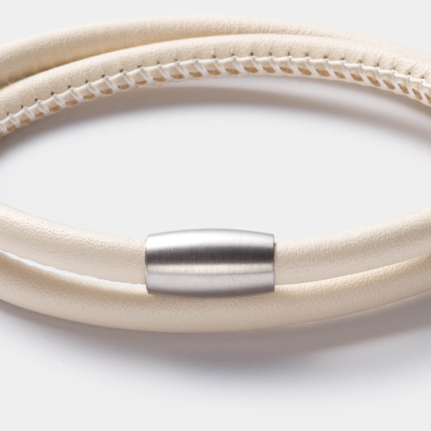 Gesamtansicht eines cremefarbenen Armbandes aus echtem Leder mit Magnetverschluss von MONOMANIA.