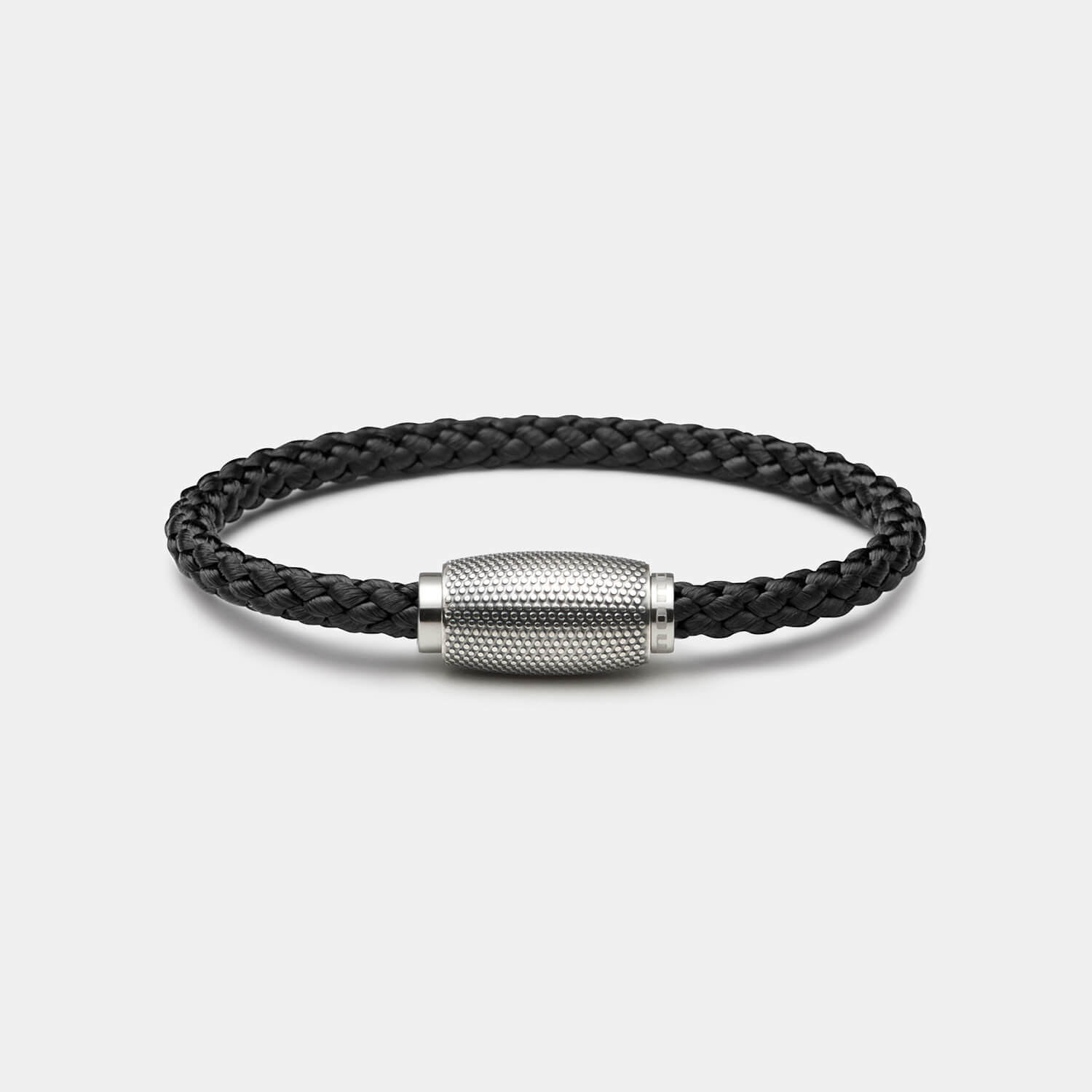 Gesamtansicht eines Armbandes mit schwarzem, geflochtenen Tauwerk und Magnetverschluss mit Punktrelief von MONOMANIA.