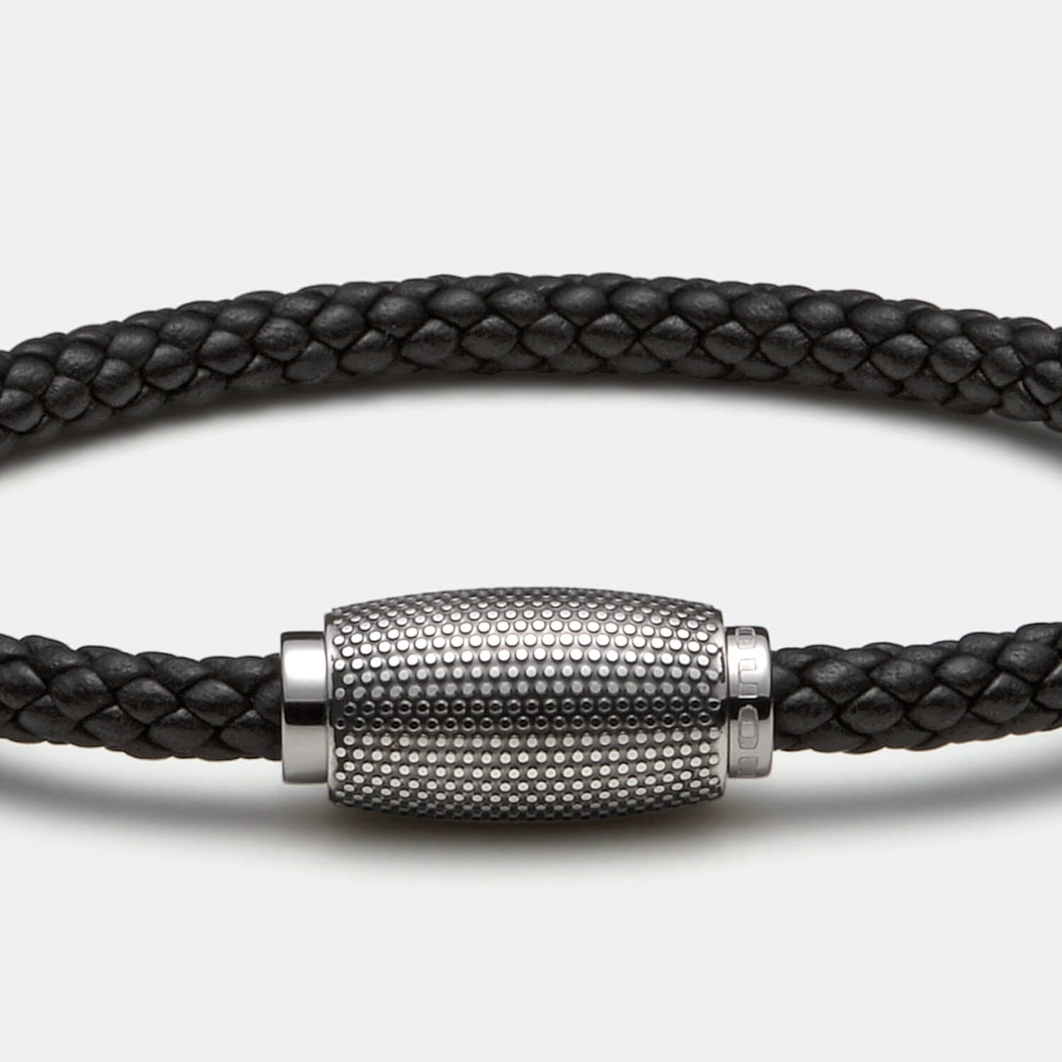 Gesamtansicht eines  schwarzen Lederarmbandes mit Magnetverschluss aus antiallergenem Edelstahl mit Punkterelief von MONOMANIA.