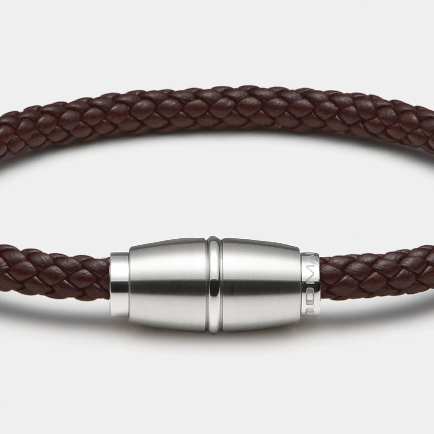 Gesamtansicht einer Kombination aus teilpolierter Hülse mit einem braunen, gewebten Lederband von MONOMANIA.