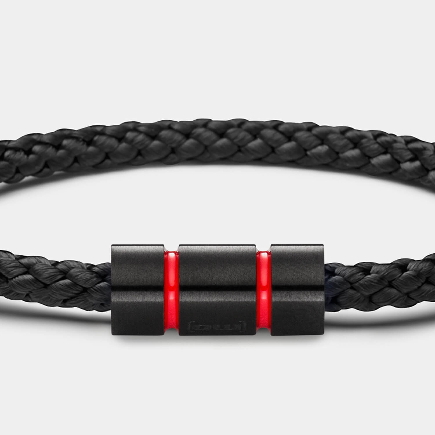 Gesamtansicht eines schwarzen Armbandes aus geflochtenem Textil mit modernem Magnetverschluss von MONOMANIA.