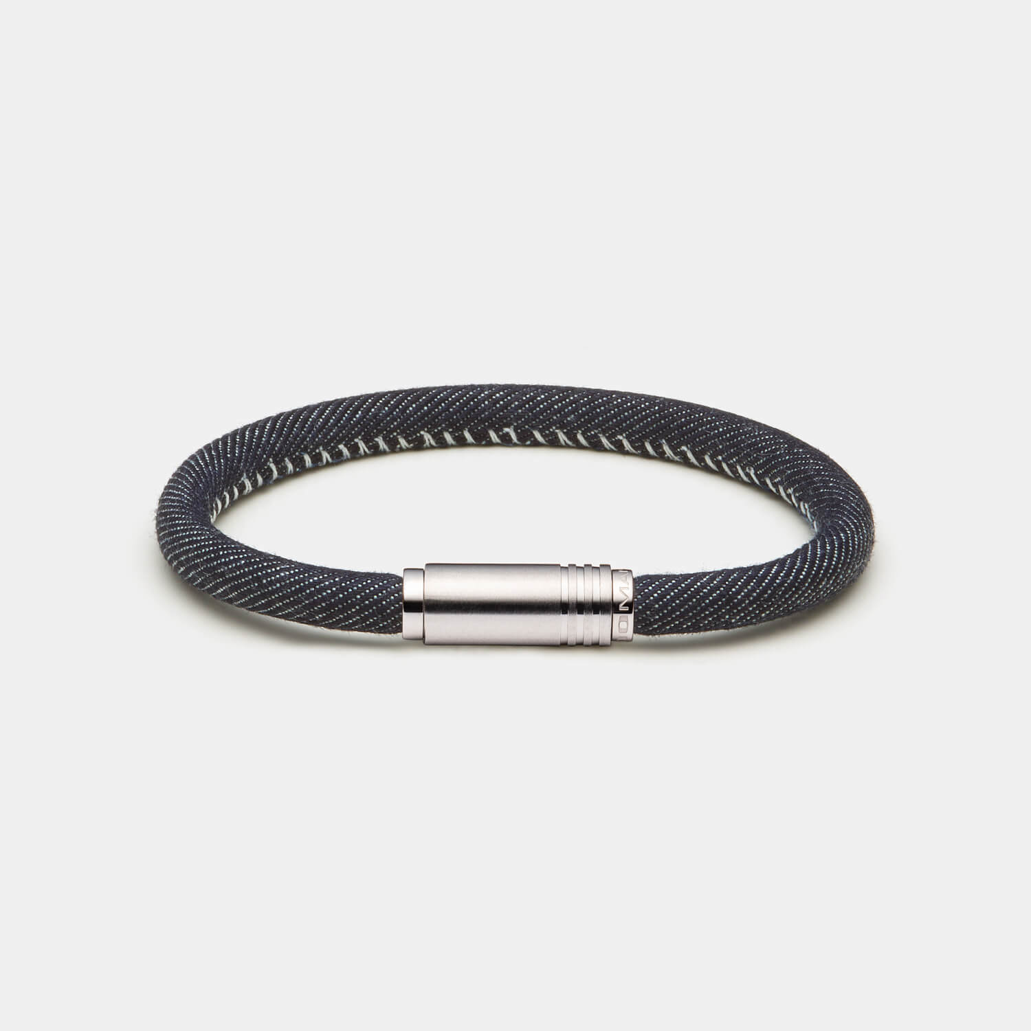 Gesamtansicht der Kombination aus gebürsteter Hülse mit drei Linien-Struktur und einem blauen Jeansband mit Naht von MONOMANIA.