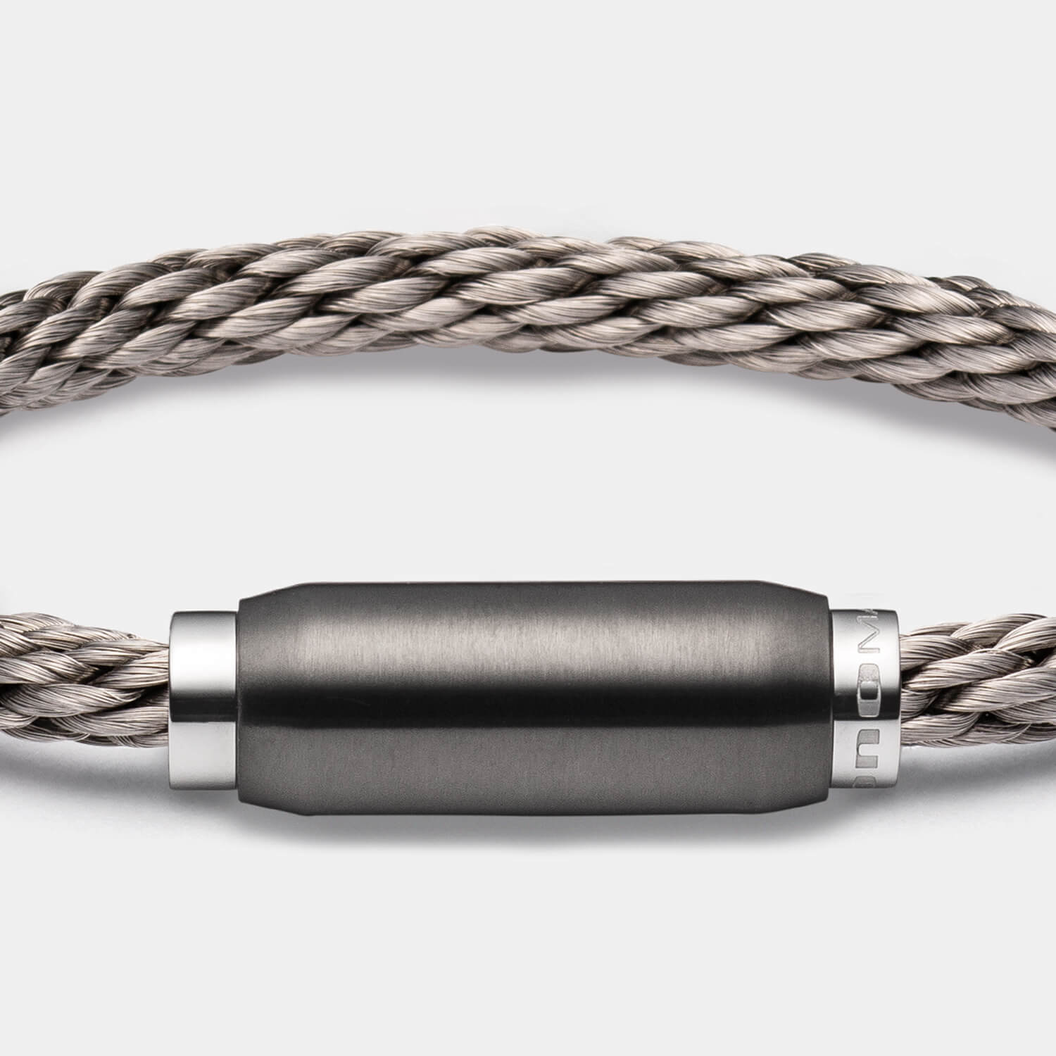 Gesamtansicht der Kombination: silberfarbenenes Edelstahlband mit schwarzem Magnetverschluss von MONOMANIA.