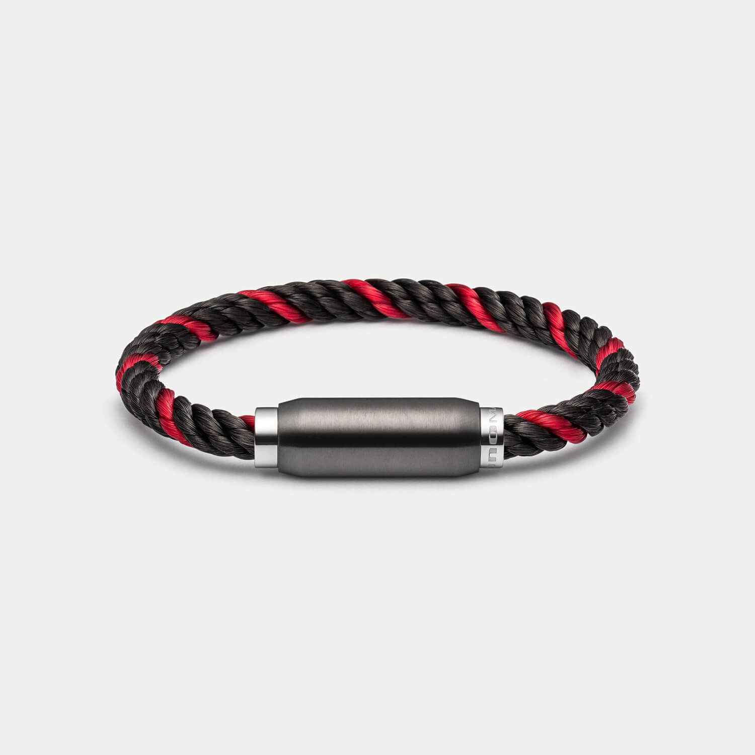 Gesamtansicht eines Armbandes mit einem Band aus schwarz-rotem Materialmix und schwarzem Magnetverschluss von MONOMANIA.