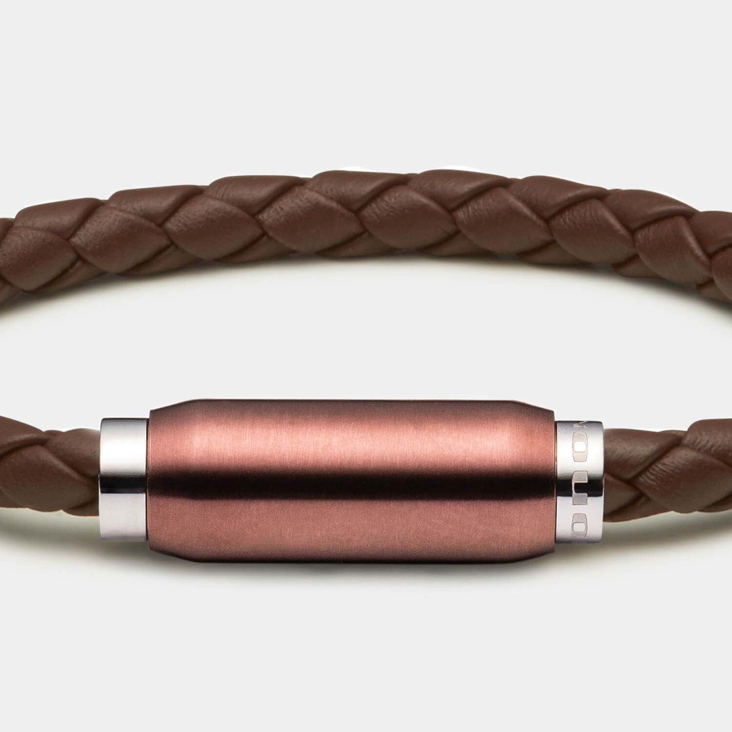 Gesamtansicht eines dunkelbraunen Lederarmbandes mit Design-Magnetverschluss im dezenten Rotton aus antiallergenem Edelstahl MONOMANIA.