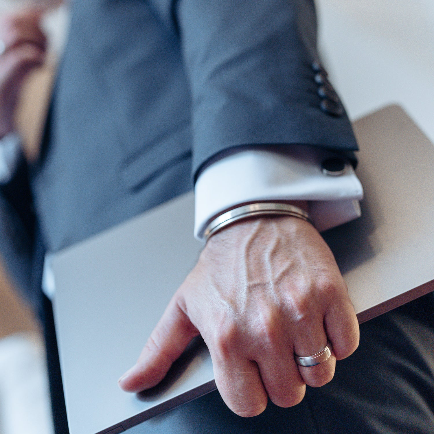 Gesamtansicht eines Armreifs aus teilpoliertem Edelstahl mit erhabener Mittelfläche.