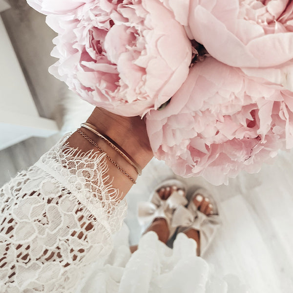 Gesamtansicht eines zierlichen Armreifs mit feinem Kettchen in der Farbe Roségold von MONOMANIA.