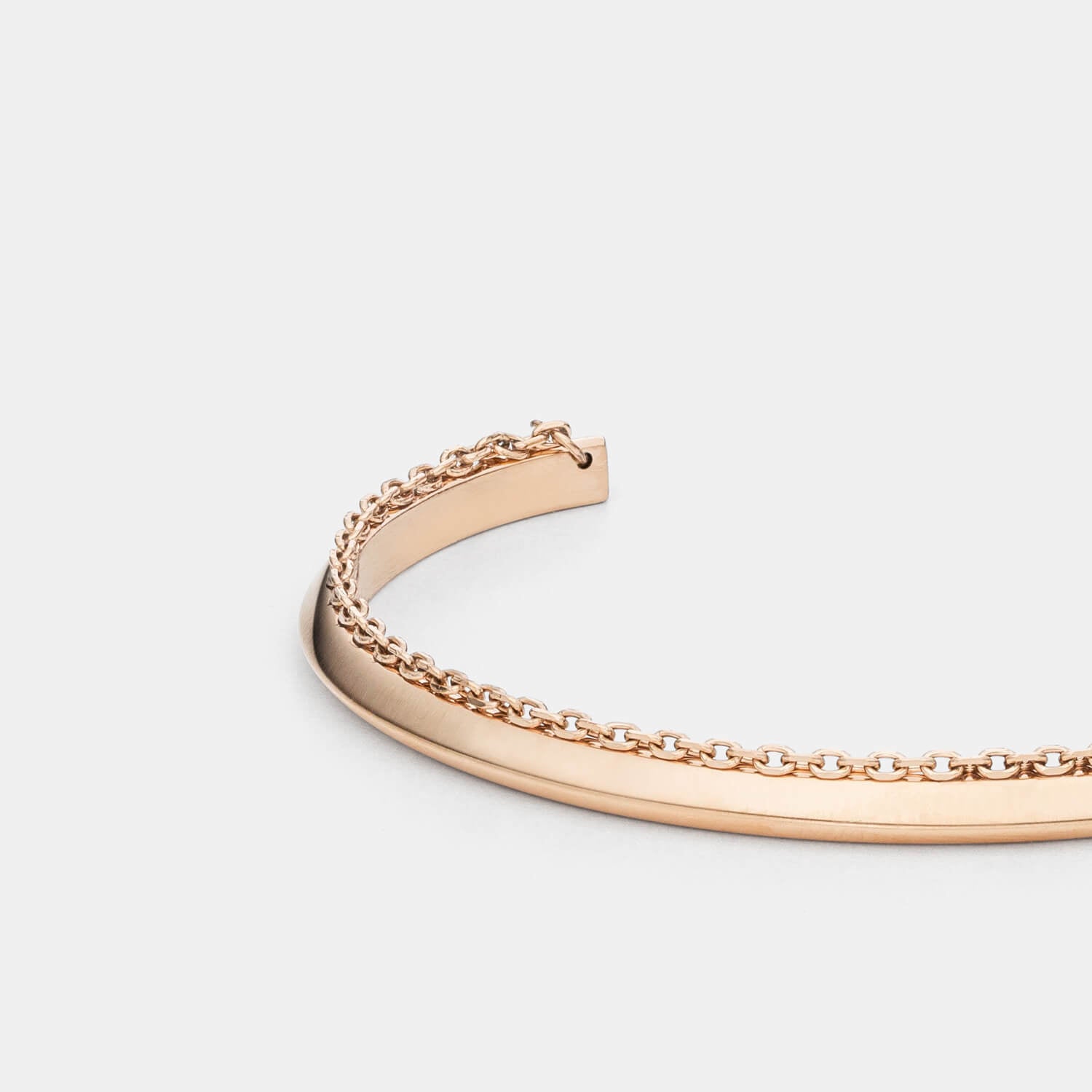 Gesamtansicht eines zierlichen Armreifs mit feinem Kettchen in der Farbe Roségold von MONOMANIA.