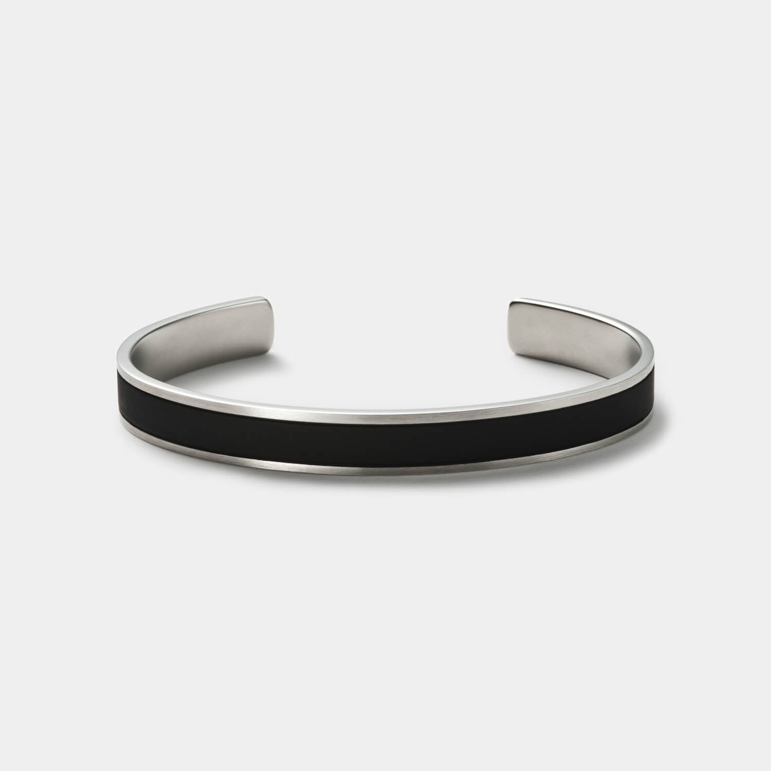 Gesamtansicht eines schwarzen Edelstahl-Armreifes von MONOMANIA.