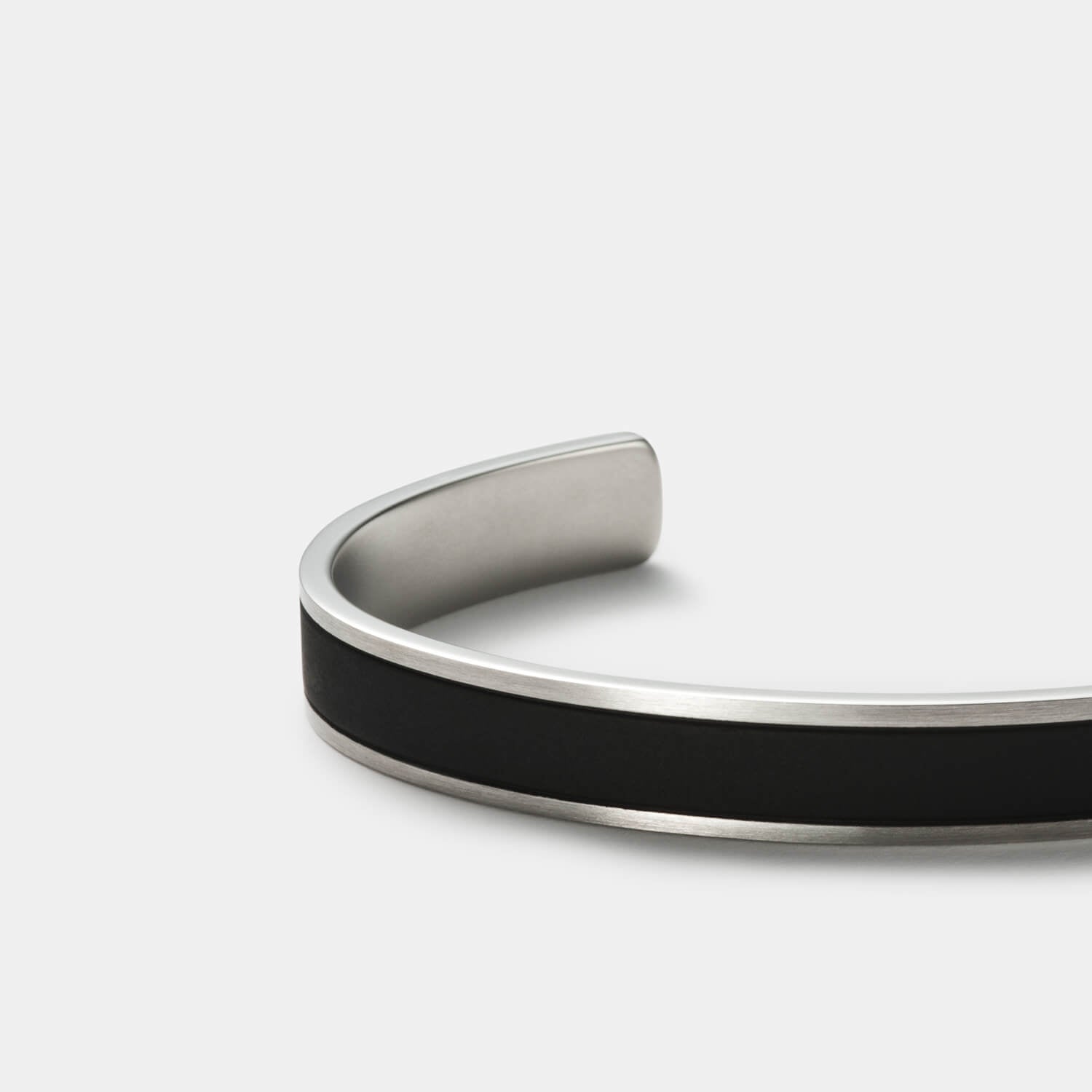 Gesamtansicht eines schwarzen Edelstahl-Armreifes von MONOMANIA.