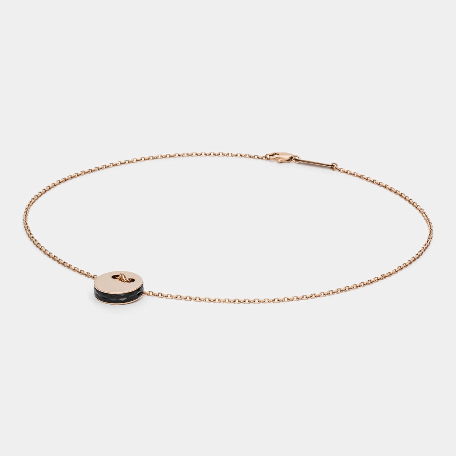 Detailansicht mit Fokus auf den eleganten Anhänger aus roségoldfarbenem, antiallergenen Edelstahl mit schwarzer Seitenfläche inklusive edler Kette von MONOMANIA.