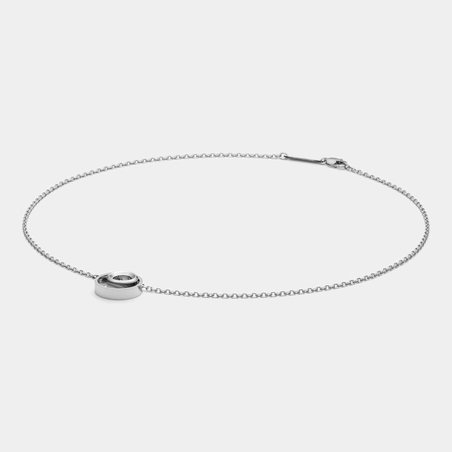 Detailansicht einer feinen, silberfarbenen Halskette mit Kreisanhängern von MONOMANIA.