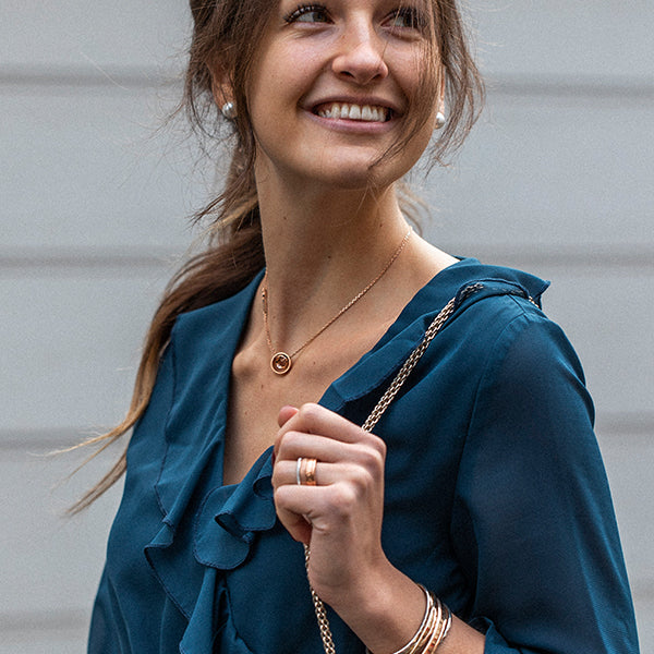 Detailansicht einer feinen, roségold-farbenen Halskette mit Kreisanhängern von MONOMANIA.