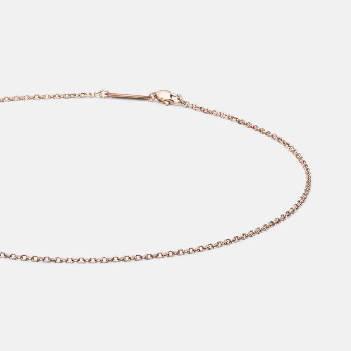 Detailansicht einer feinen, roségold-farbenen Halskette mit Kreisanhängern von MONOMANIA.
