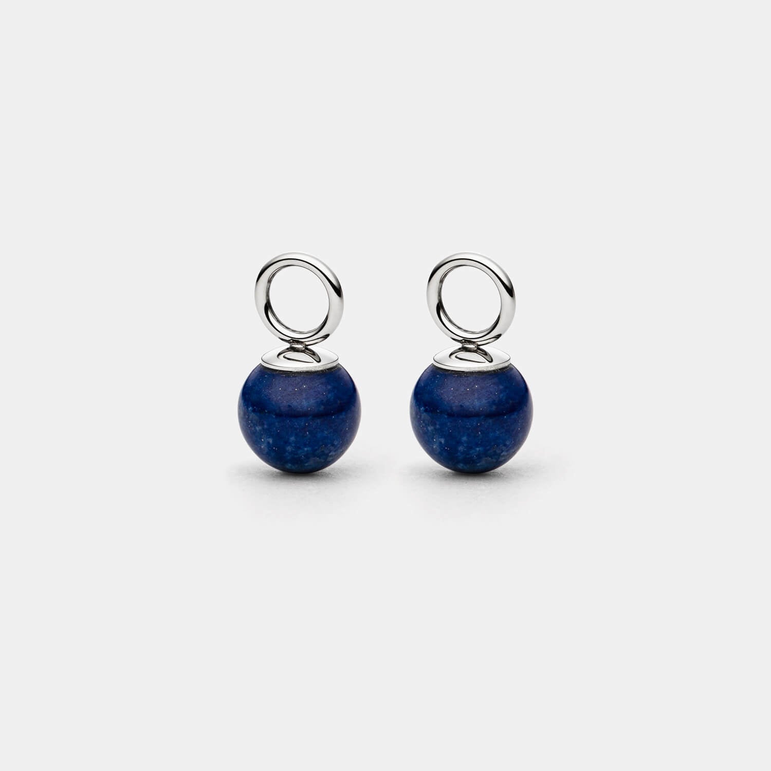 Ansicht von zwei blauen Schmuck-Anhängern aus echtem Lapislazuli von MONOMANIA.