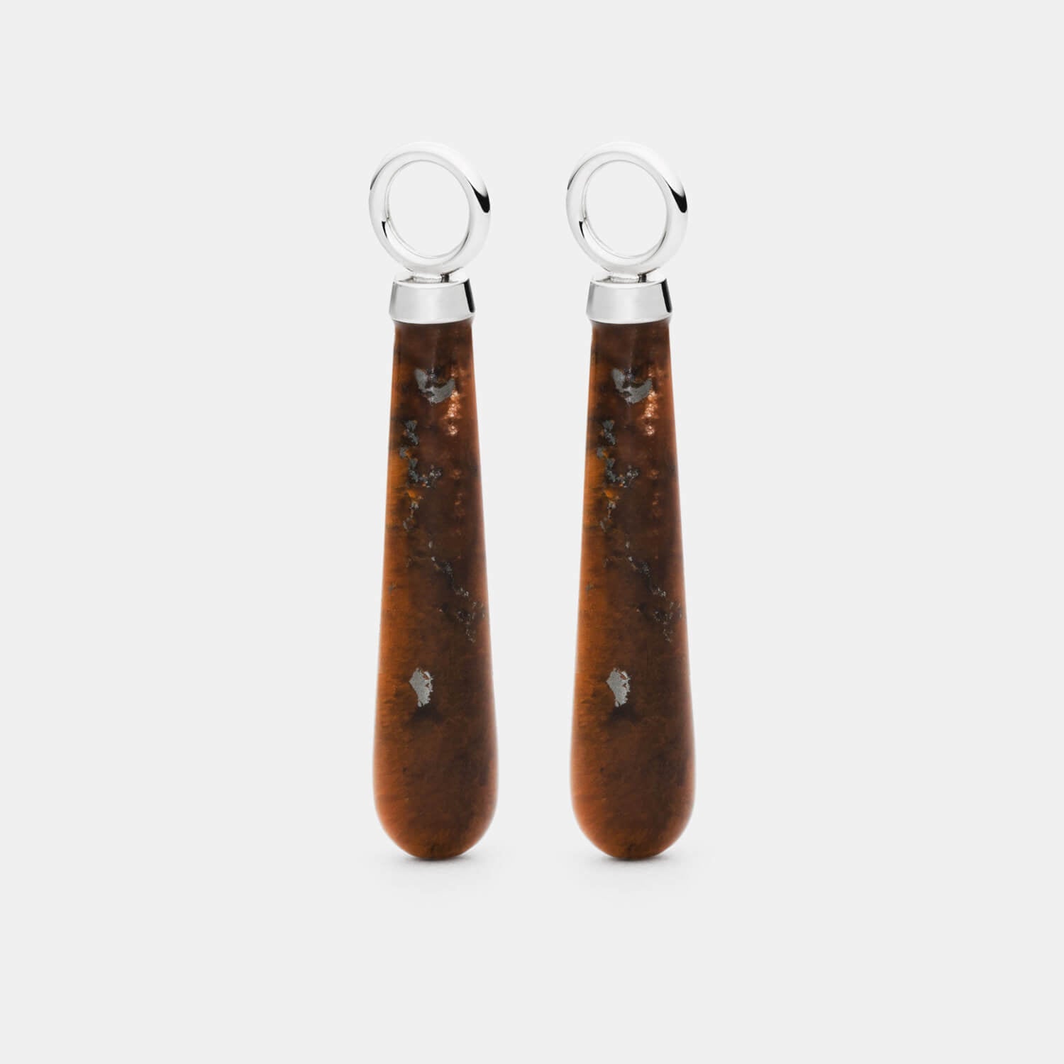 Ansicht von zwei braunen Schmuck-Anhängern aus echtem Tigeraugen von MONOMANIA.