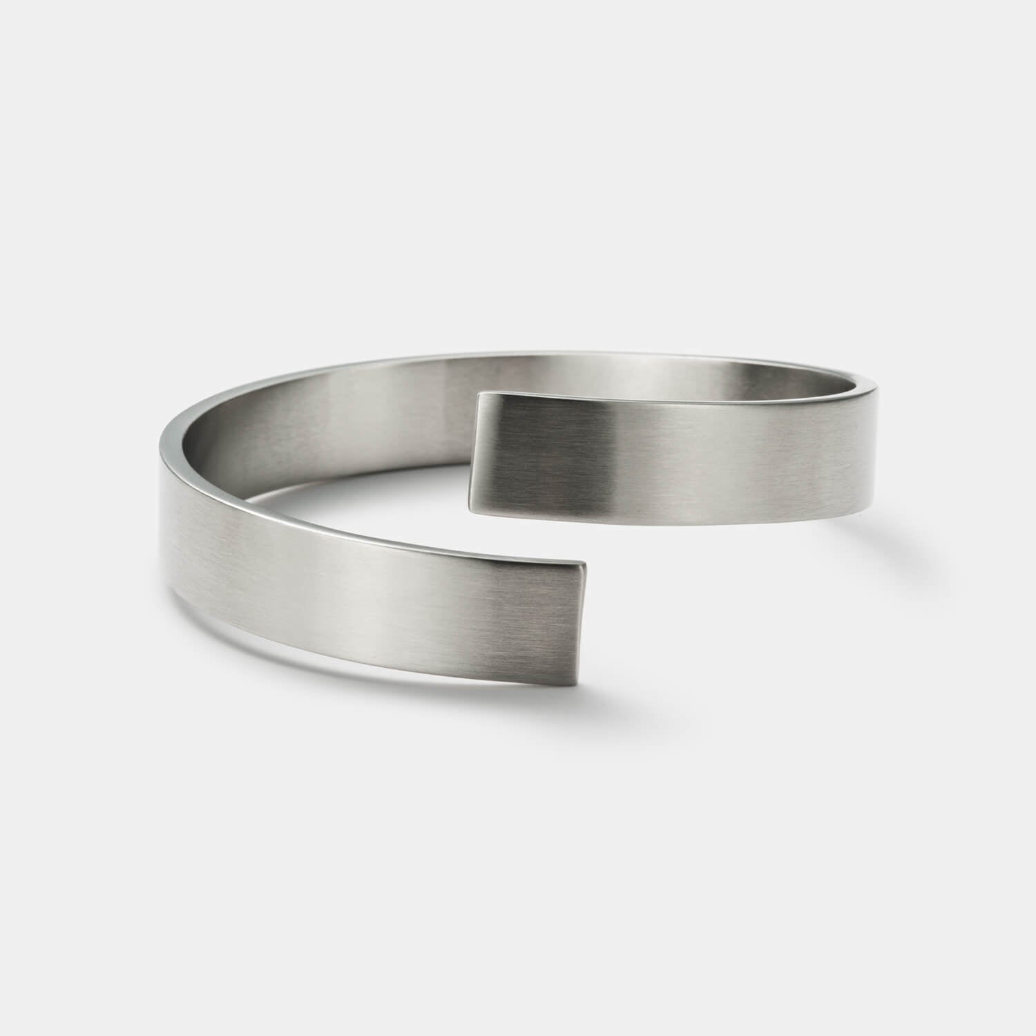 Gesamtansicht eines breiten, verdrehten Armreifs von MONOMANIA.