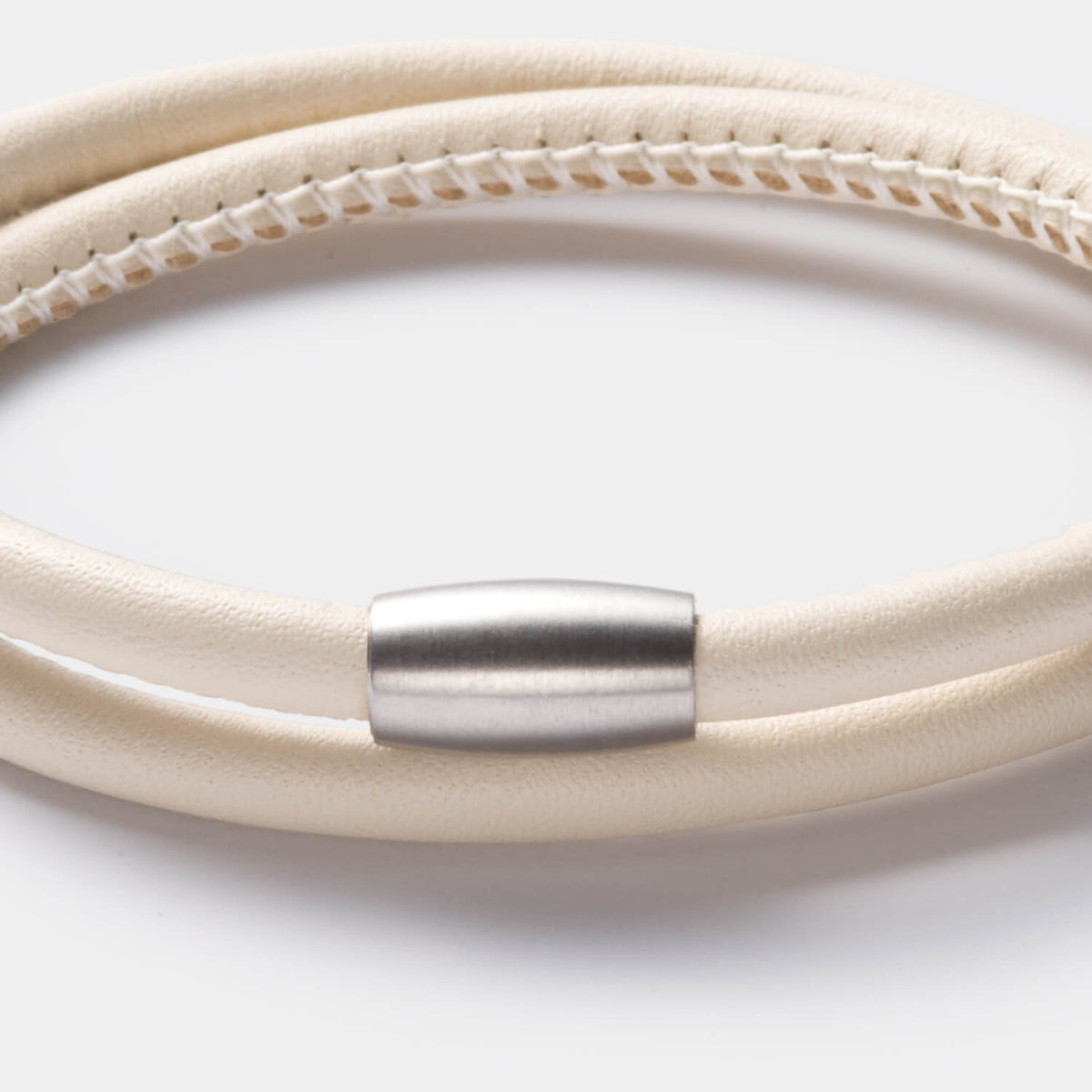 Gesamtansicht eines cremefarbenen Armbandes aus echtem Leder mit Magnetverschluss von MONOMANIA.