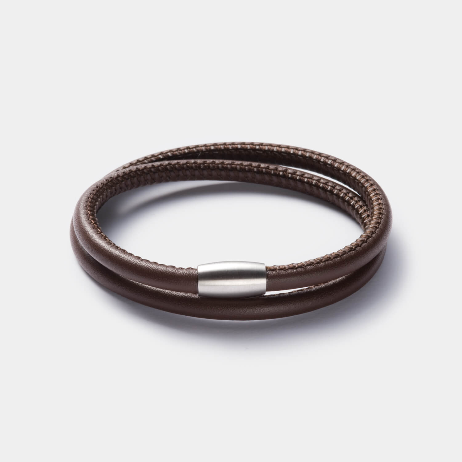 Gesamtansicht eines dunkelbraunen Armbandes aus echtem Leder mit Magnetverschluss von MONOMANIA.