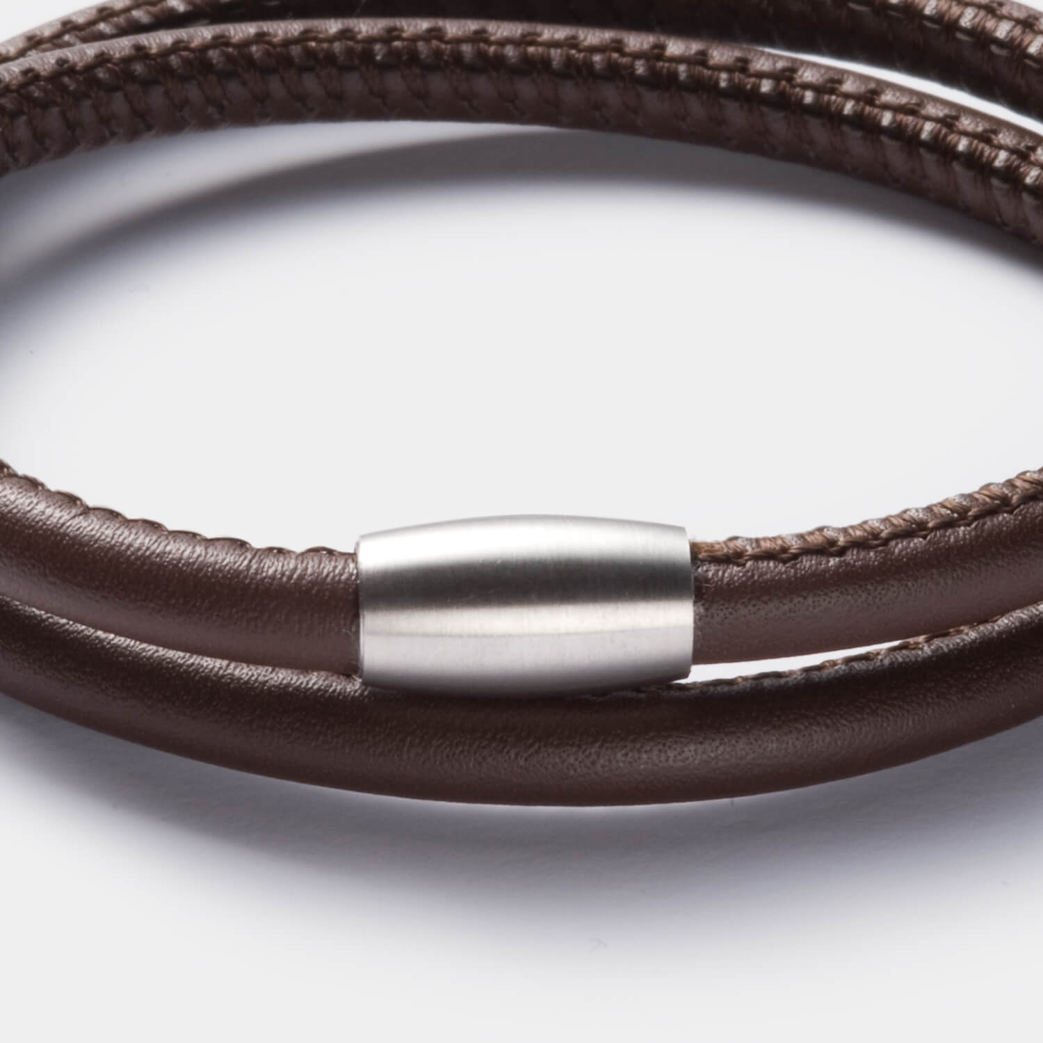 Gesamtansicht eines dunkelbraunen Armbandes aus echtem Leder mit Magnetverschluss von MONOMANIA.