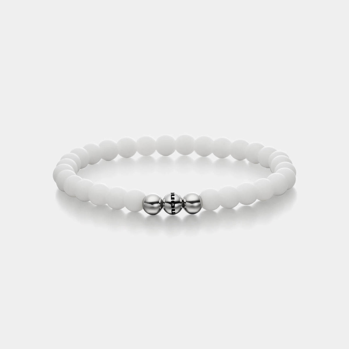 Gesamtansicht eines weißen Perlenarmbandes aus echten Achatperlen mit drei antiallergenen Edelstahlperlen.