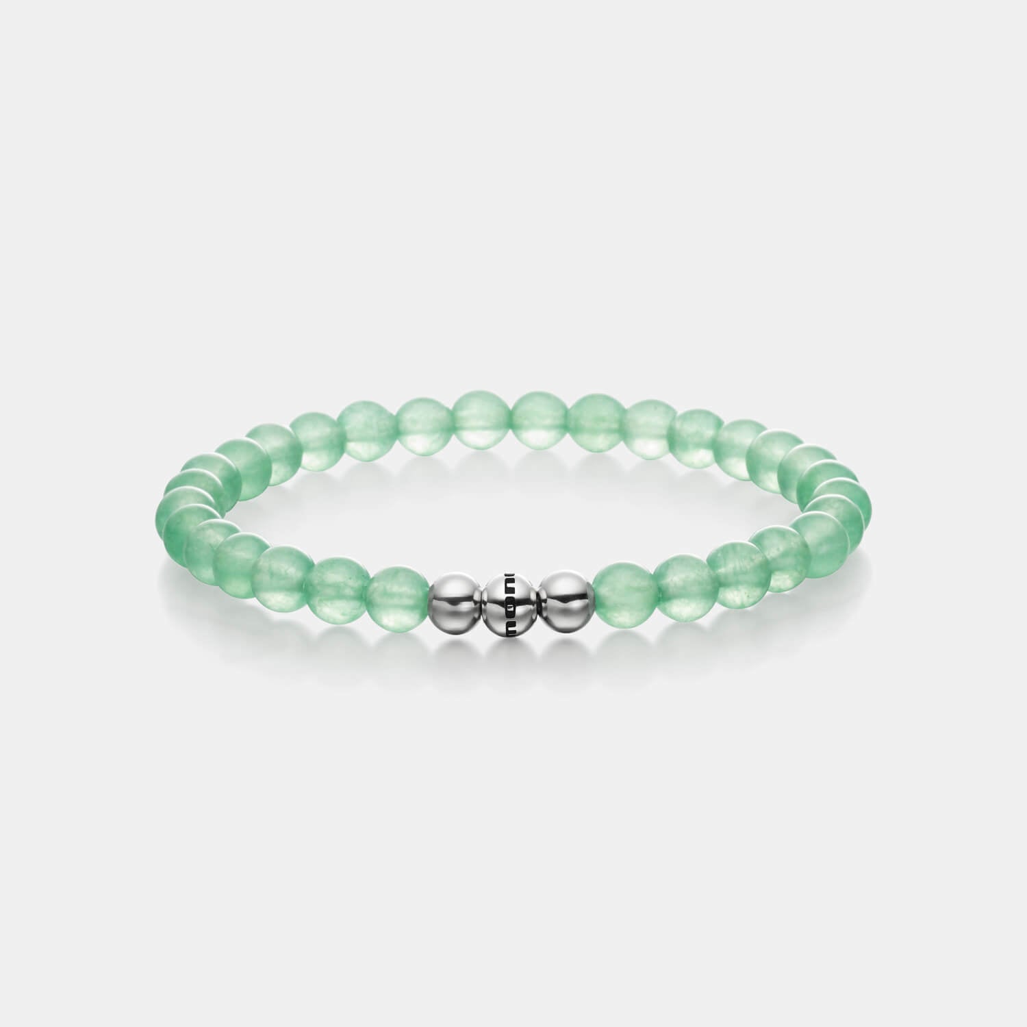Gesamtansicht eines grünen Perlenarmbandes aus echten Aventurin-Perlen mit drei antiallergenen Edelstahlperlen